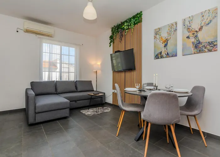 Royal Choice With Pool * זאדאר